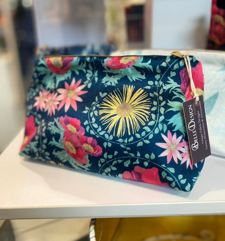 Floral patterned pouch in velvet with Original Belle Design 'Inula' featuring botanical drawings and a Belle Design tag.